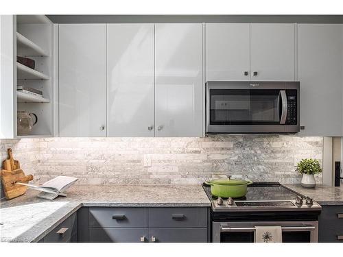 3 Oakwood Place, Hamilton, ON - Indoor Photo Showing Kitchen With Upgraded Kitchen