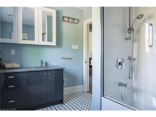 3 Oakwood Place, Hamilton, ON - Indoor Photo Showing Bathroom
