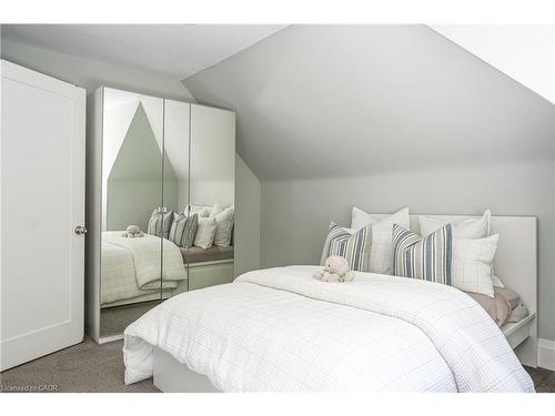 3 Oakwood Place, Hamilton, ON - Indoor Photo Showing Bedroom