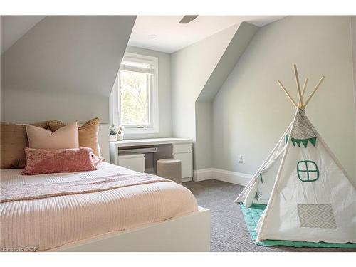 3 Oakwood Place, Hamilton, ON - Indoor Photo Showing Bedroom