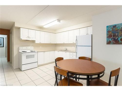 301-261 Lester Street, Waterloo, ON - Indoor Photo Showing Kitchen
