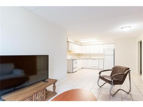 301-261 Lester Street, Waterloo, ON - Indoor Photo Showing Kitchen