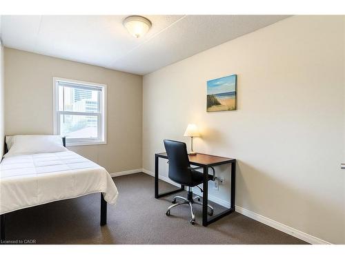 301-261 Lester Street, Waterloo, ON - Indoor Photo Showing Bedroom