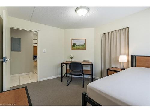 301-261 Lester Street, Waterloo, ON - Indoor Photo Showing Bedroom