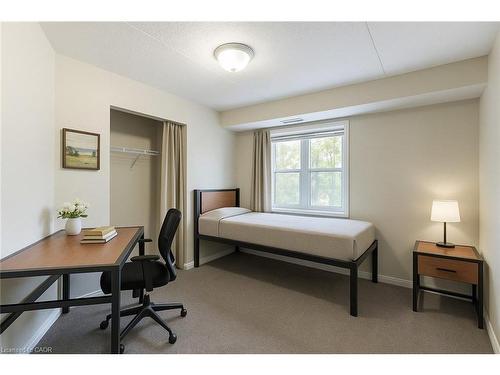 301-261 Lester Street, Waterloo, ON - Indoor Photo Showing Bedroom
