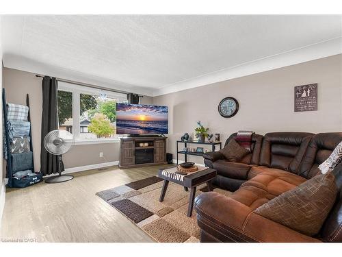 331 East 42Nd Street, Hamilton, ON - Indoor Photo Showing Living Room