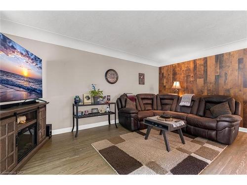 331 East 42Nd Street, Hamilton, ON - Indoor Photo Showing Living Room