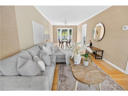 8655 Regan Drive, Niagara Falls, ON - Indoor Photo Showing Living Room