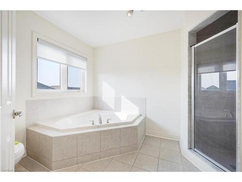489 Downes Jackson Heights, Milton, ON - Indoor Photo Showing Bathroom