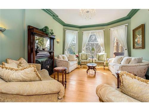351 Bay Street S, Hamilton, ON - Indoor Photo Showing Living Room