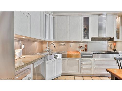 5570 Mcfarren Boulevard, Mississauga, ON - Indoor Photo Showing Kitchen