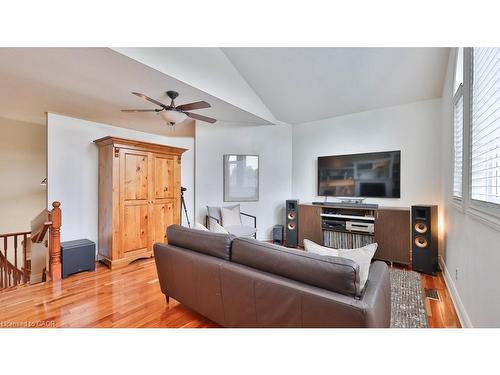 5570 Mcfarren Boulevard, Mississauga, ON - Indoor Photo Showing Living Room
