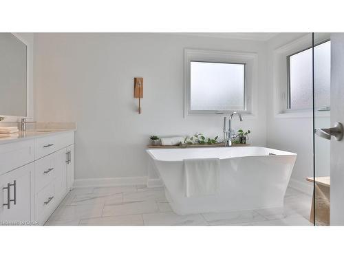 5570 Mcfarren Boulevard, Mississauga, ON - Indoor Photo Showing Bathroom