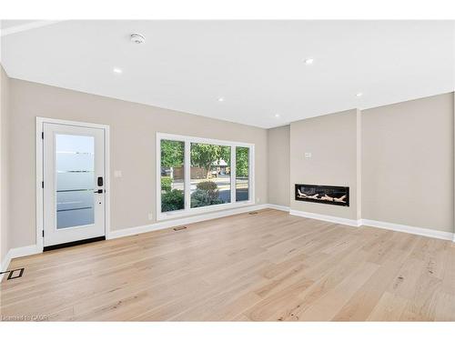 4006 Flemish Drive, Burlington, ON - Indoor Photo Showing Living Room