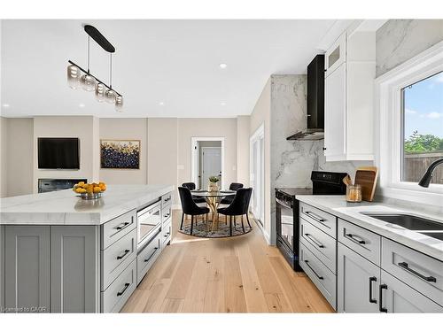4006 Flemish Drive, Burlington, ON - Indoor Photo Showing Kitchen