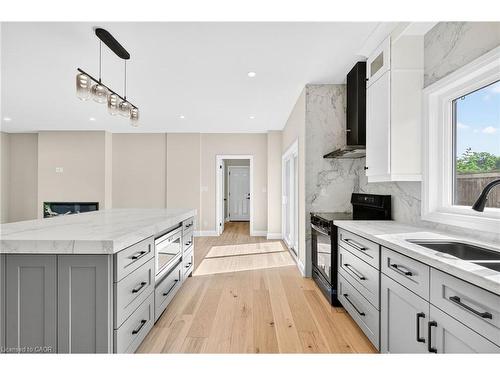 4006 Flemish Drive, Burlington, ON - Indoor Photo Showing Kitchen
