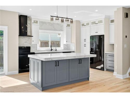 4006 Flemish Drive, Burlington, ON - Indoor Photo Showing Kitchen With Upgraded Kitchen