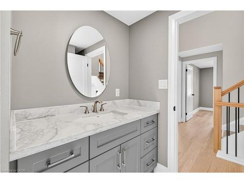 4006 Flemish Drive, Burlington, ON - Indoor Photo Showing Bathroom