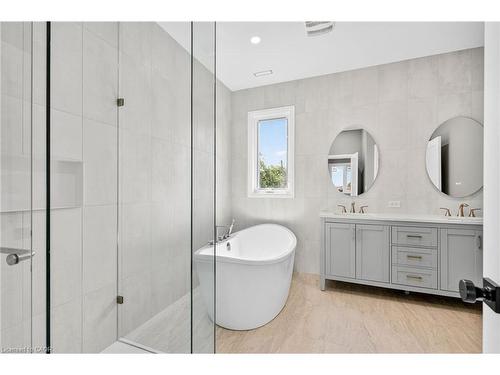 4006 Flemish Drive, Burlington, ON - Indoor Photo Showing Bathroom