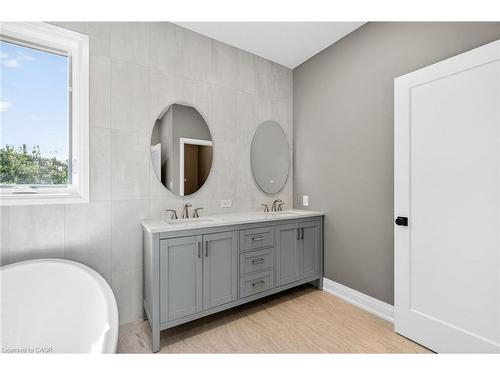 4006 Flemish Drive, Burlington, ON - Indoor Photo Showing Bathroom