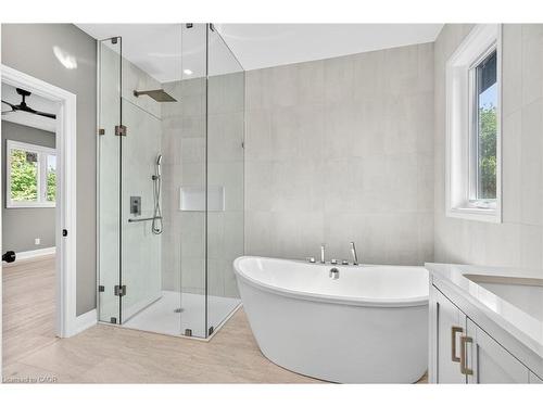 4006 Flemish Drive, Burlington, ON - Indoor Photo Showing Bathroom