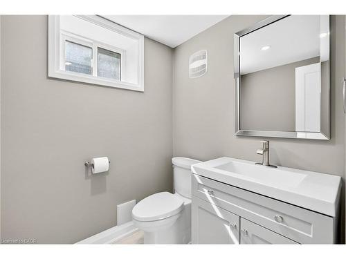4006 Flemish Drive, Burlington, ON - Indoor Photo Showing Bathroom