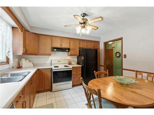 39 Megna Court, Hamilton, ON - Indoor Photo Showing Kitchen With Double Sink
