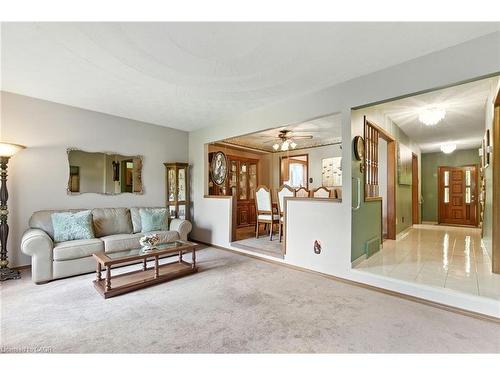 39 Megna Court, Hamilton, ON - Indoor Photo Showing Living Room