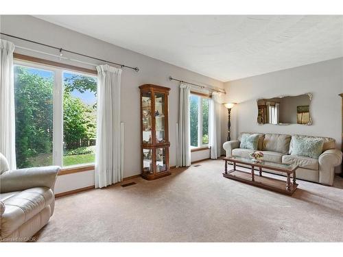 39 Megna Court, Hamilton, ON - Indoor Photo Showing Living Room