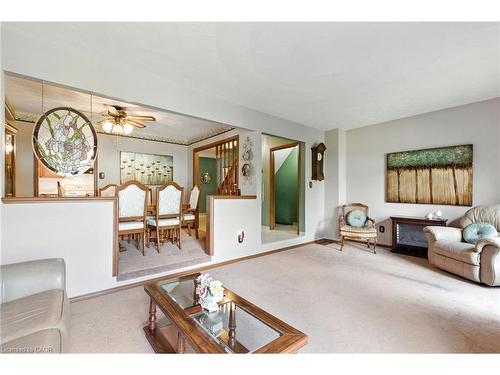 39 Megna Court, Hamilton, ON - Indoor Photo Showing Living Room