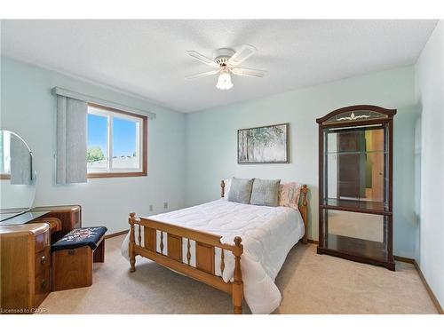 39 Megna Court, Hamilton, ON - Indoor Photo Showing Bedroom