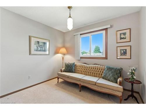 39 Megna Court, Hamilton, ON - Indoor Photo Showing Living Room