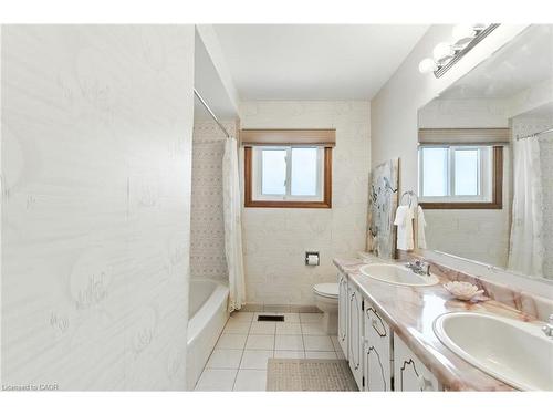 39 Megna Court, Hamilton, ON - Indoor Photo Showing Bathroom