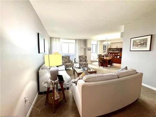 1708-5250 Lakeshore Road, Burlington, ON - Indoor Photo Showing Living Room