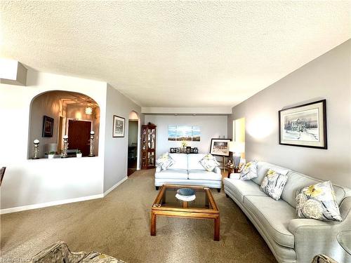 1708-5250 Lakeshore Road, Burlington, ON - Indoor Photo Showing Living Room