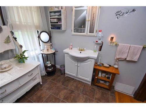 12 Leinster Avenue S, Hamilton, ON - Indoor Photo Showing Bathroom