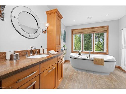 22 Wendakee Drive, Hamilton, ON - Indoor Photo Showing Bathroom