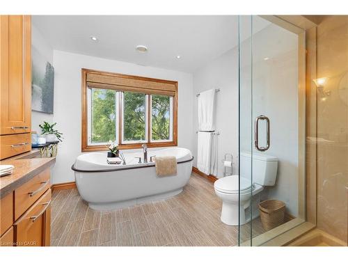 22 Wendakee Drive, Hamilton, ON - Indoor Photo Showing Bathroom