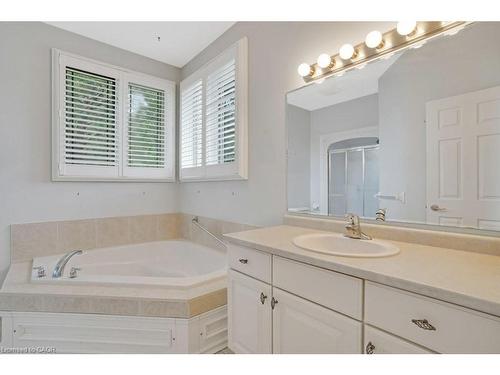 99-20 Isherwood Avenue, Cambridge, ON - Indoor Photo Showing Bathroom