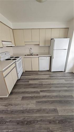 51-595 Third Street, London, ON - Indoor Photo Showing Kitchen With Double Sink