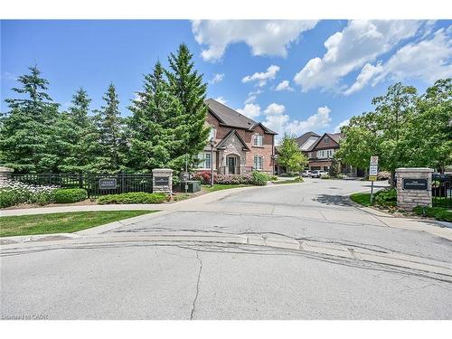 41-300 Ravineview Way, Oakville, ON - Outdoor