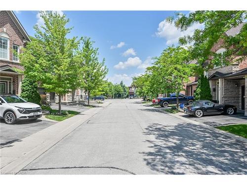 41-300 Ravineview Way, Oakville, ON - Outdoor
