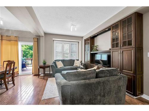 41-300 Ravineview Way, Oakville, ON - Indoor Photo Showing Living Room