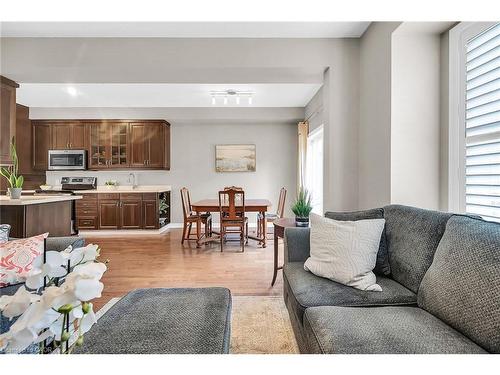 41-300 Ravineview Way, Oakville, ON - Indoor Photo Showing Living Room