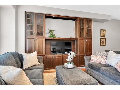 41-300 Ravineview Way, Oakville, ON - Indoor Photo Showing Living Room