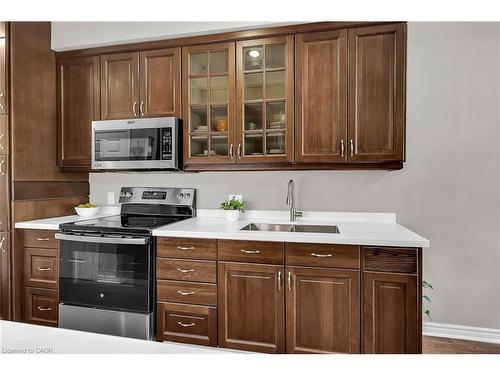 41-300 Ravineview Way, Oakville, ON - Indoor Photo Showing Kitchen With Double Sink