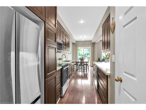 41-300 Ravineview Way, Oakville, ON - Indoor Photo Showing Kitchen With Upgraded Kitchen