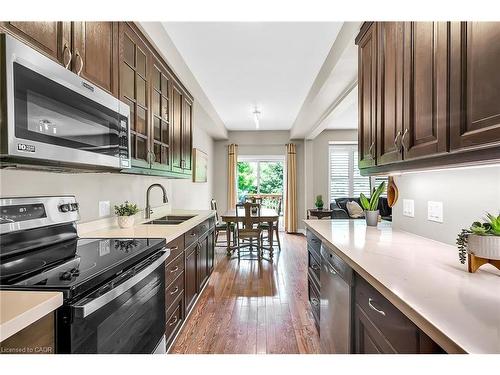 41-300 Ravineview Way, Oakville, ON - Indoor Photo Showing Kitchen With Double Sink With Upgraded Kitchen
