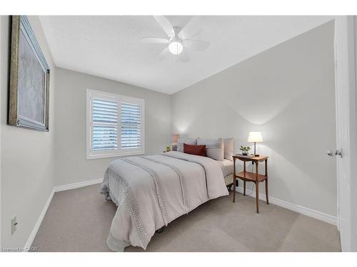 41-300 Ravineview Way, Oakville, ON - Indoor Photo Showing Bedroom