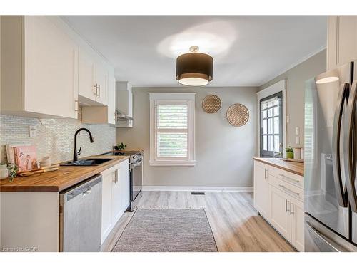 39 East Bend Avenue S, Hamilton, ON - Indoor Photo Showing Kitchen With Upgraded Kitchen